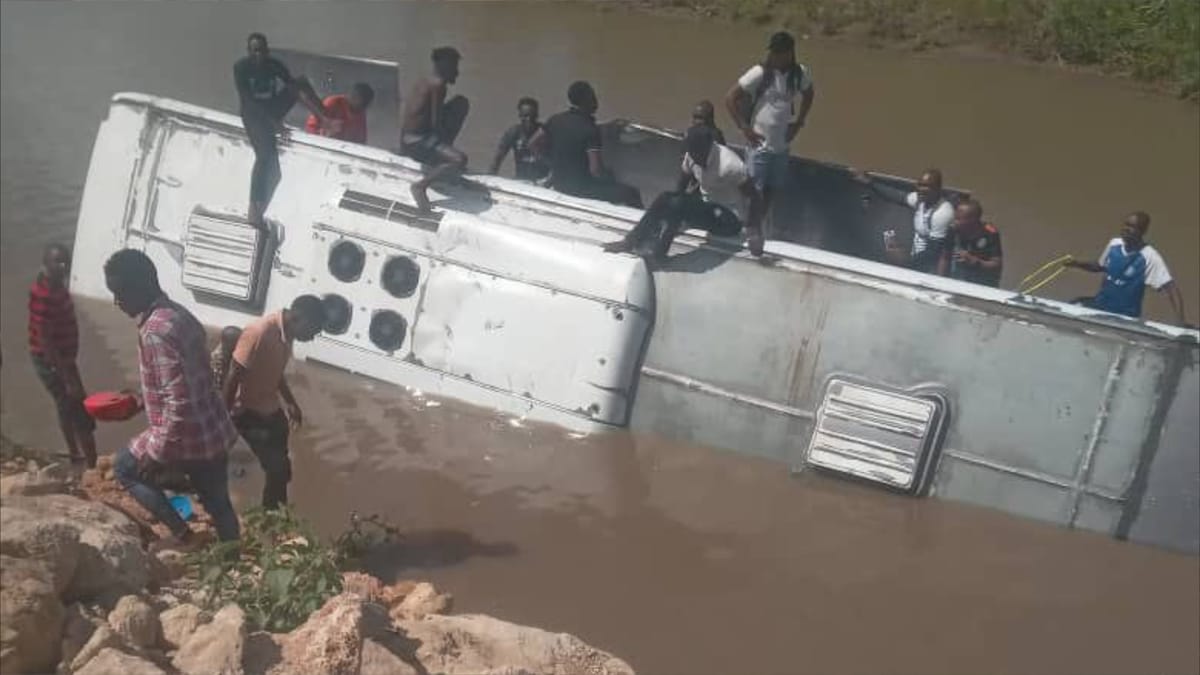 نجاة فريق تنزاني بعد سقوط حافلته في النهر