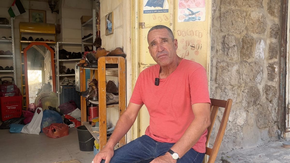"أيمن" بائع أحذية ومرشد سياحي يدعو لترميم آثار جنين