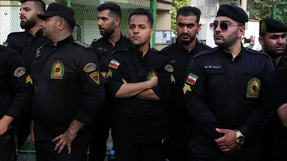 إيران توقف ٤ بسبب نشر فيديو فتاة المركز الطبي