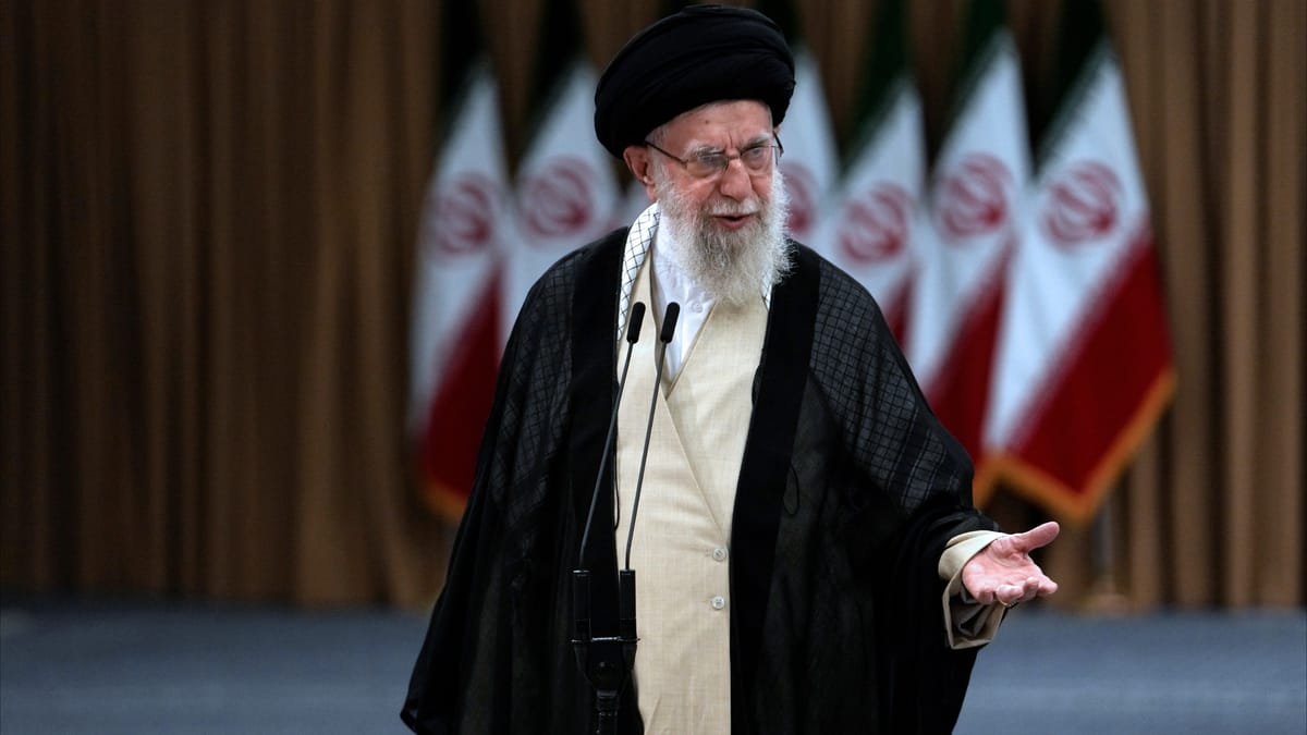"نقطة" على منشور خامنئي تسجن مدونا إيرانيا