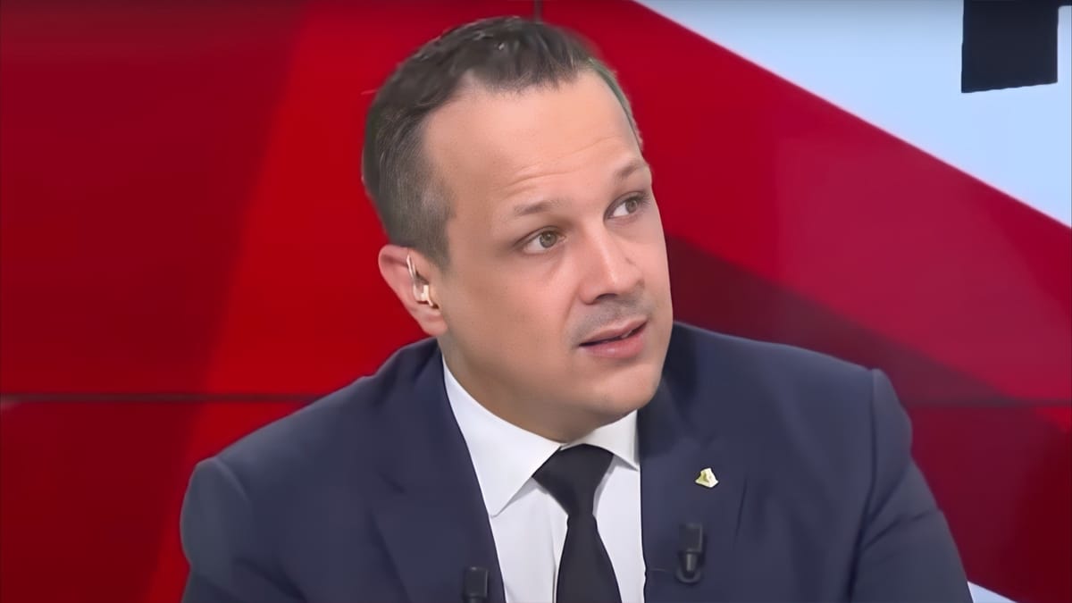 إذاعة فرنسية تطرد مسؤول حملة الرئيس الجزائري في باريس