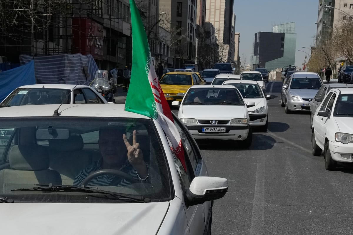بعد البحر والجو.. ترامب يطارد مجتبى على سكك الحديد