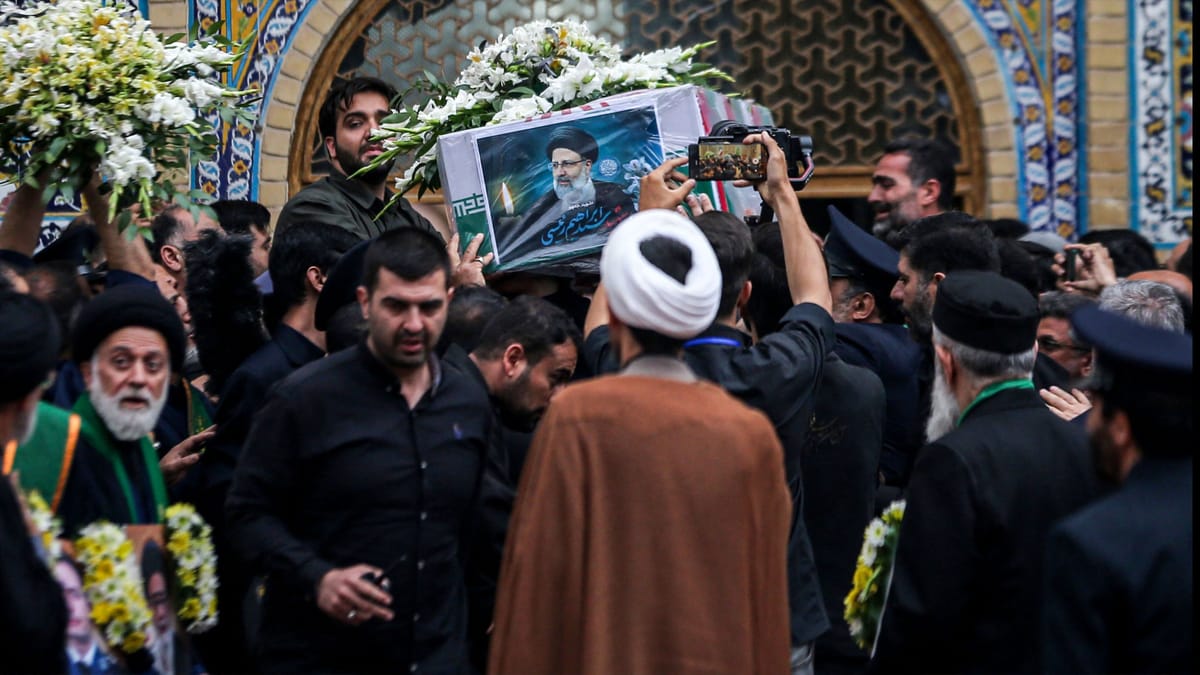 جنازة رئيسي تصل طهران قبل الدفن في مشهد