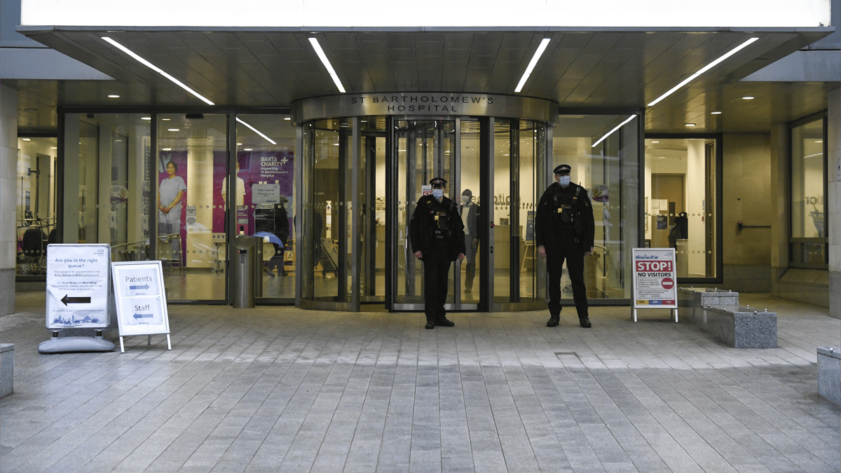 بين العلاج والمراقبة.. تقنيات الحرب في غرف عمليات بريطانيا