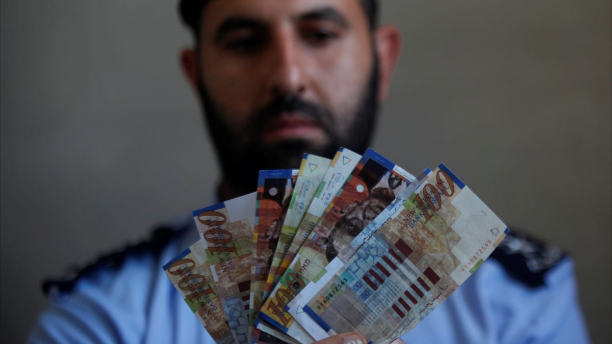 الشيكل يتراجع إلى أدنى مستوياته