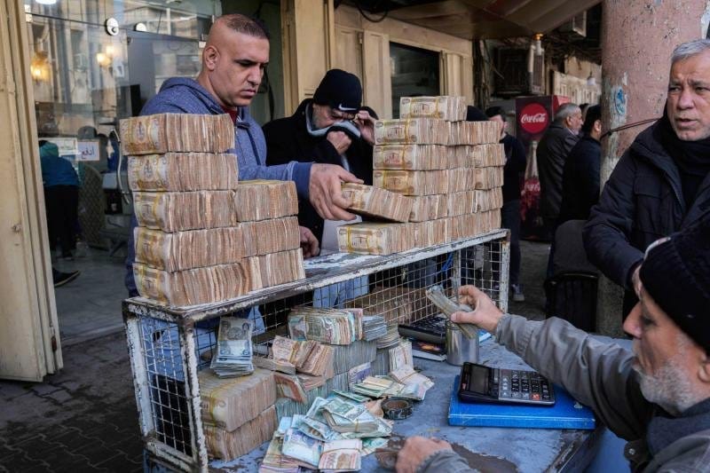 العراقيون يحاصرون المركزي والدولار يعمق خسائر الدينار