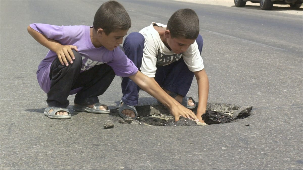 قنابل موقوتة.. العراق يستعين بـ"الساقي" لمحو مخلفات الحرب