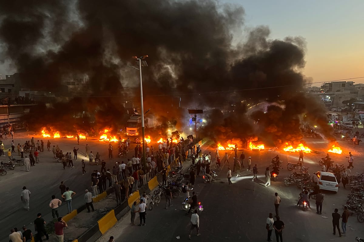 أكبر موجة احتجاجات منذ سقوط الأسد.. ماذا يجري في سوريا؟