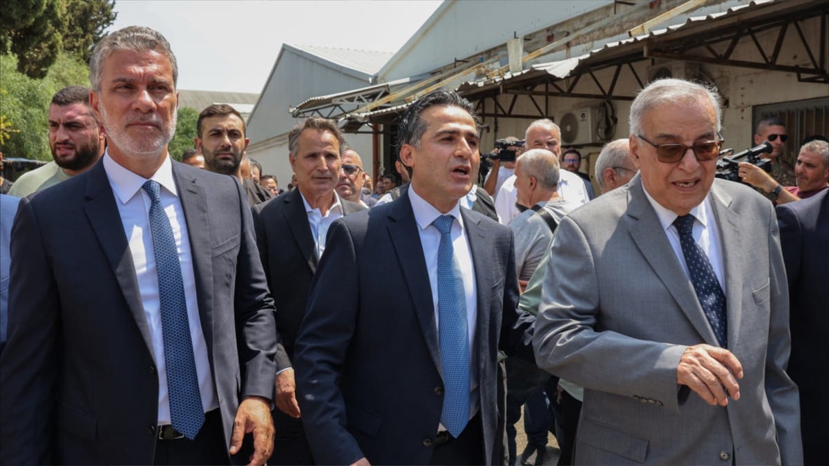 تحطيم حافلات النقل العام "الجديدة" في بيروت