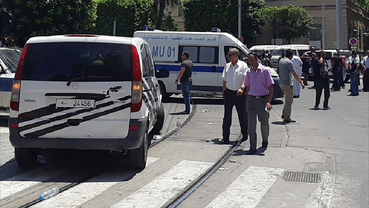 لغم من مخلفات الإرهاب يحصد ساق مزارعة في تونس