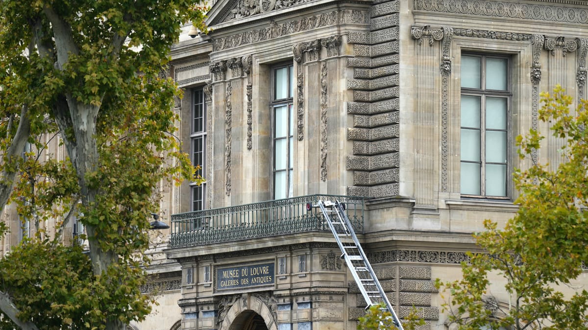 خوفا من اللصوص.. دفن مجوهرات التاج الفرنسي على عمق 26 مترا