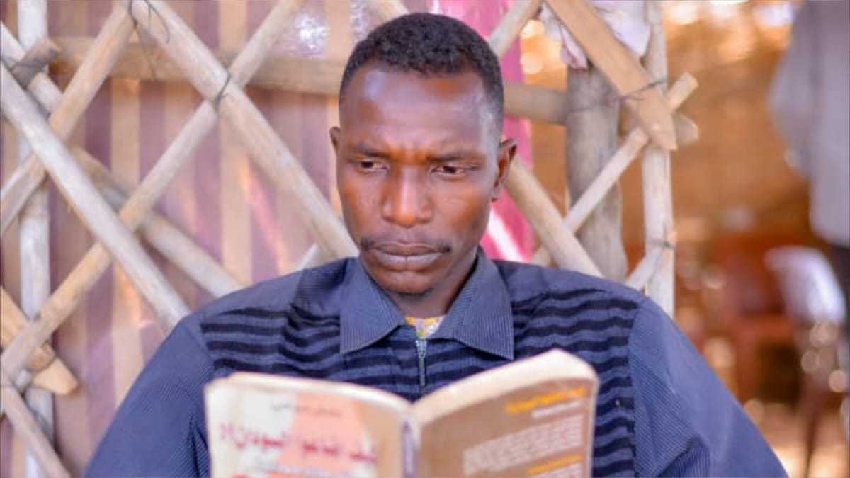 محسن يغذّي العقول.. مكتبة مجانية وسط حرب السودان