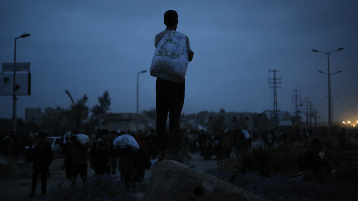 مقتل 17 فلسطينيا قرب موقع لتوزيع المساعدات بغزة