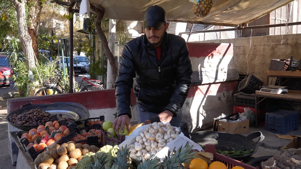 فقط في سوريا.. من حواجز أمنية إلى "بسطات خضار"