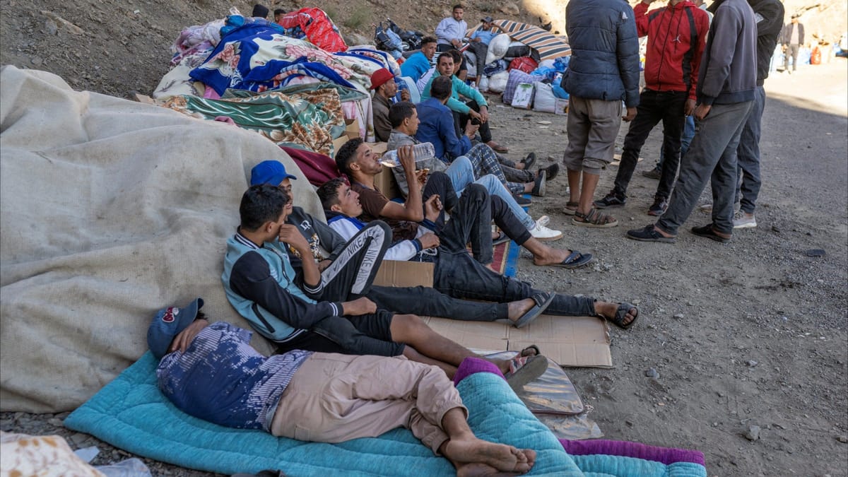 قصة مسن مغربي على سرير خيمة لا تفرغ من الجرحى
