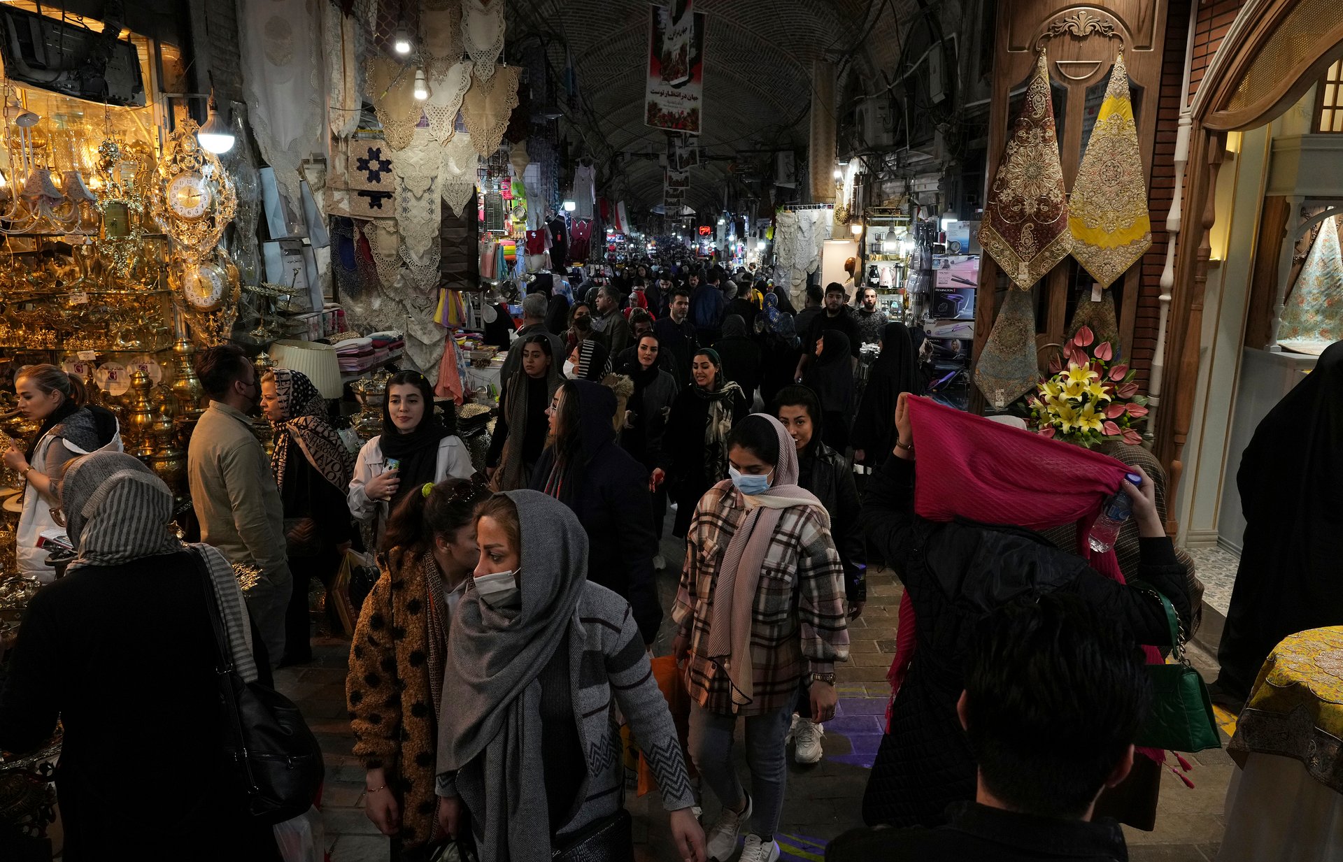 اقتصاد إيران يهدد بانفجار الداخل.. مجتبى قلق و"الحرس" يتجهز