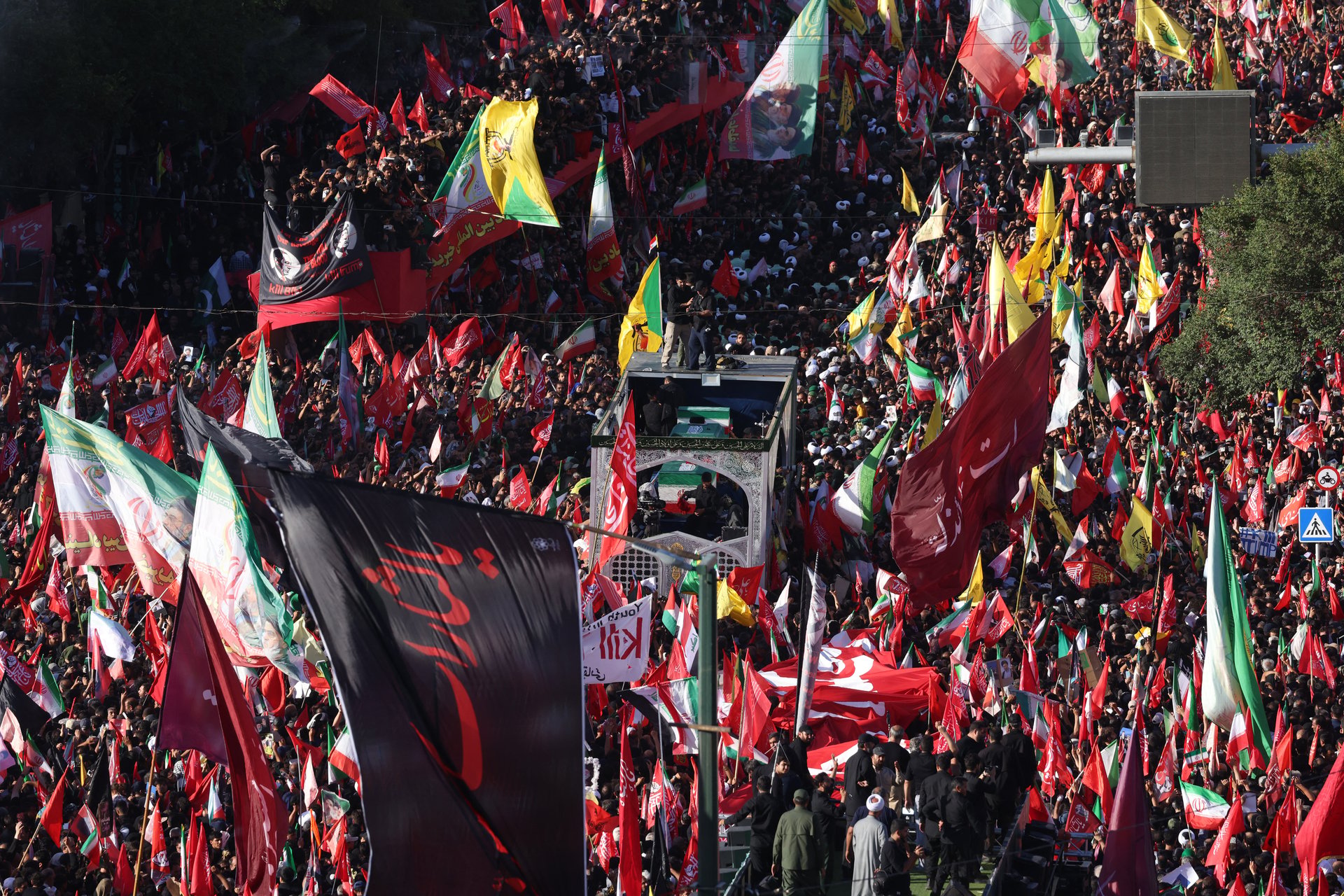 حجارة وهتافات موت.. اتهامات بـ"انقلاب ناعم" داخل إيران