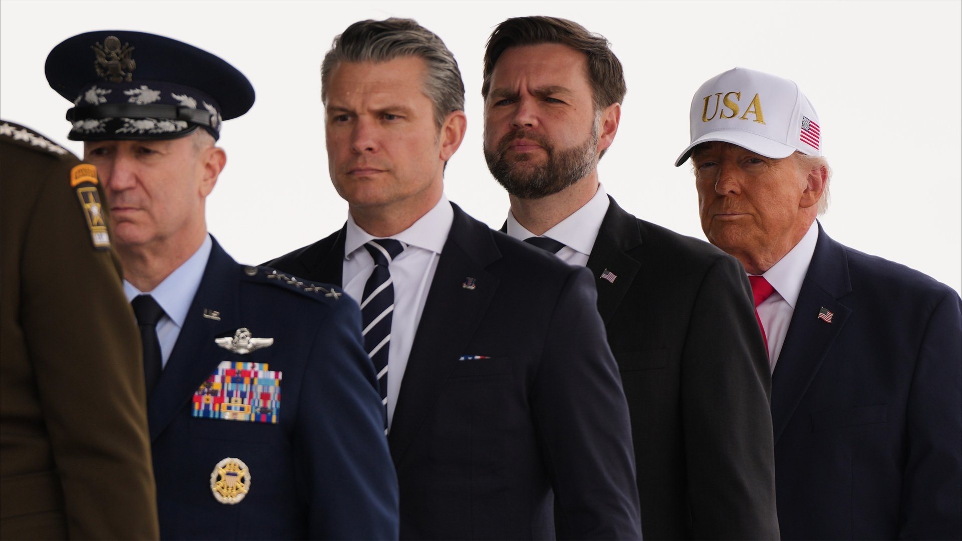 صراع خفي بين فانس وهيغسيث.. من يقول الحقيقة لترامب؟