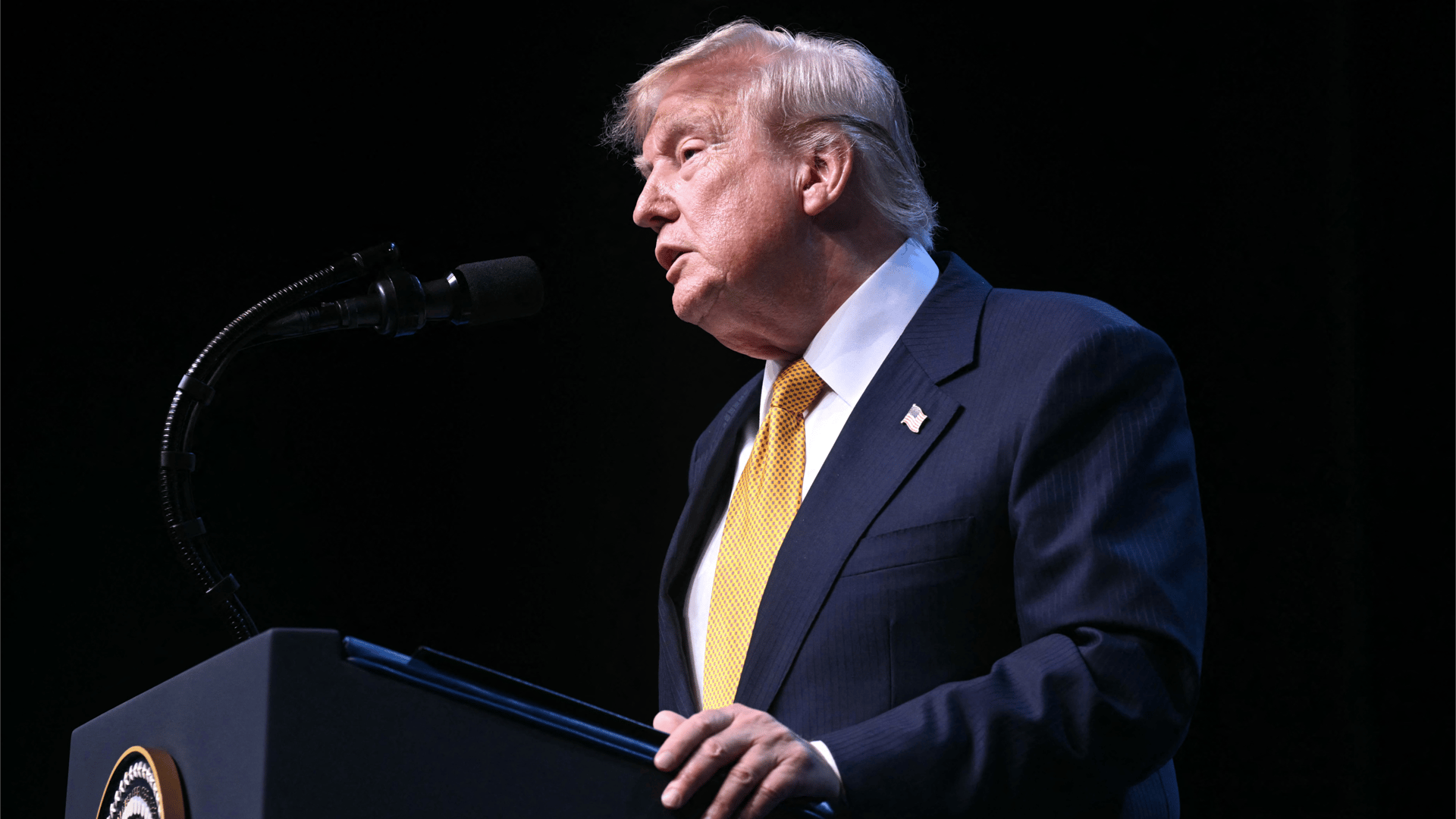 استراتيجية حافة الهاوية.. هل يفتح ضغط ترامب هرمز أم يفجر حربا؟