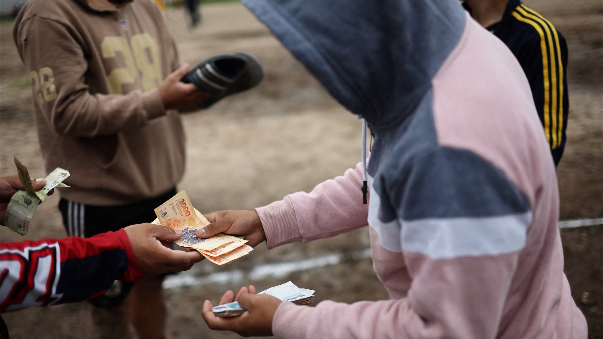 الكرة ضد الفقر.. مباراة مارادونا تتكرر يوميا في الأرجنتين