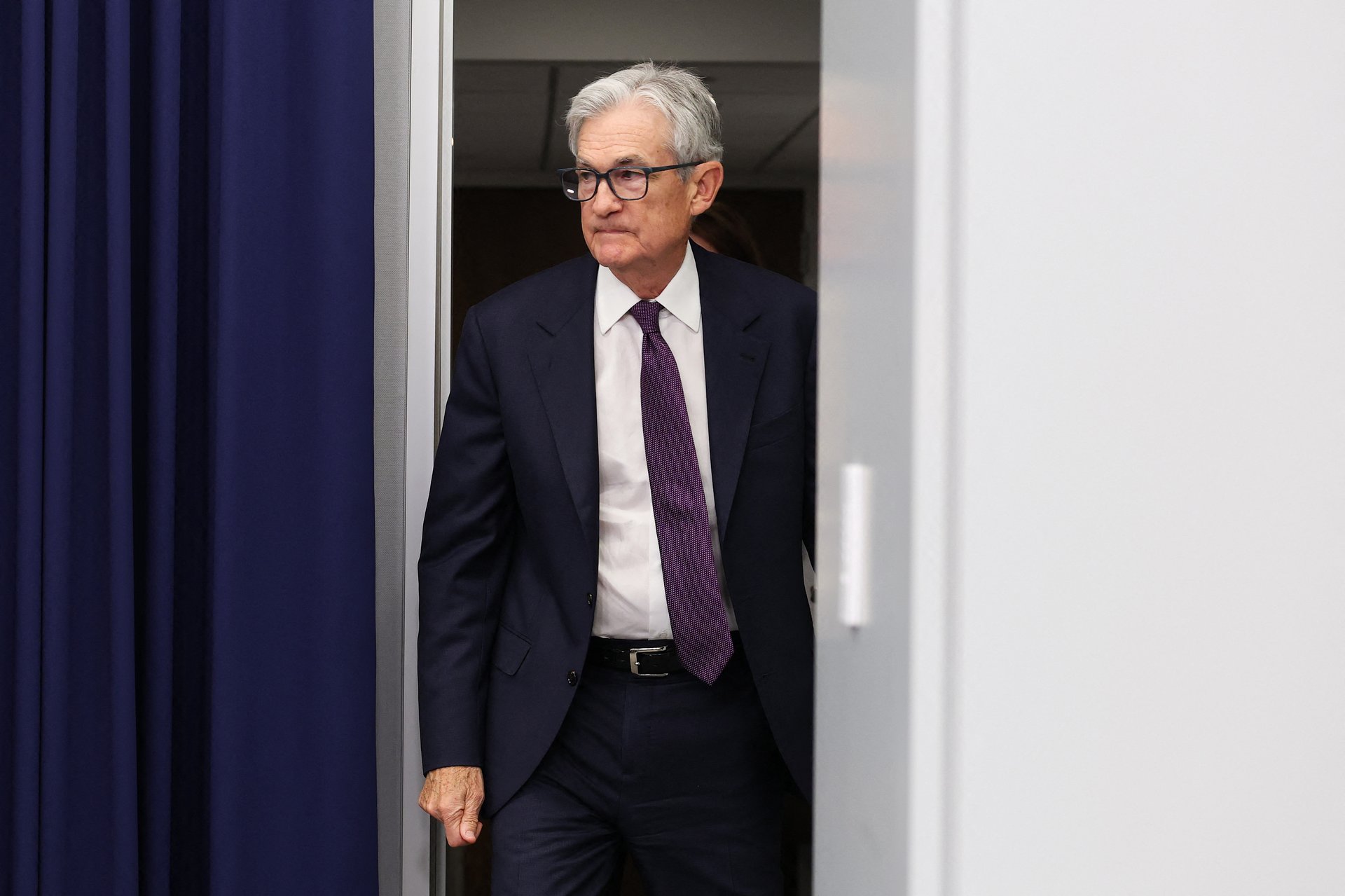 خفض الفائدة يتبخّر.. من يضغط على جيبك؟