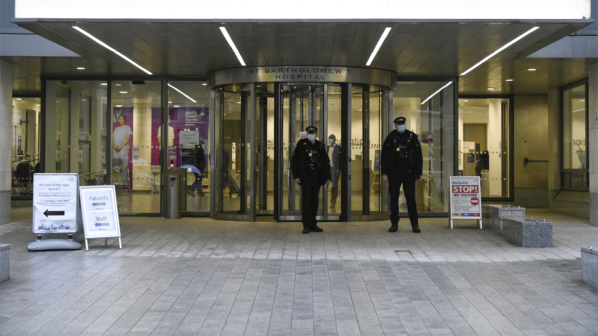 بين العلاج والمراقبة.. تقنيات الحرب في غرف عمليات بريطانيا