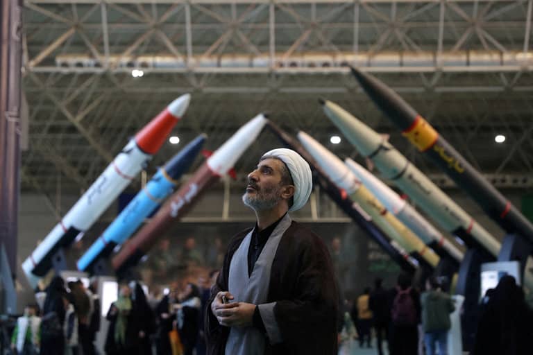 إمبراطورية الحرس الثوري.. كيف يشتري النظام الإيراني بقاءه؟