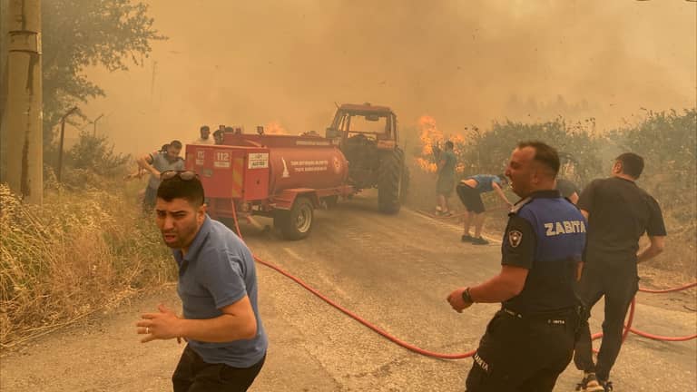حرائق إزمير تدفع السلطات التركية لإجلاء 50 ألف شخص