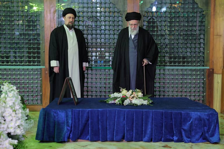 خامنئي يهدد بحرب إقليمية "إذا هاجمتنا أميركا"