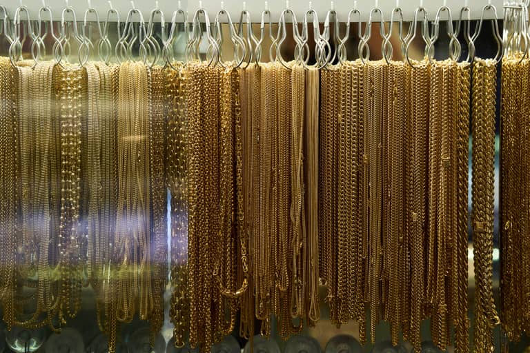 الدولار يخفض الذهب ومخاوف الإمدادات ترفع أسهم النفط