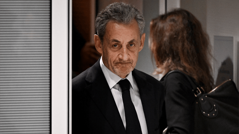 ساركوزي يتحدّى الحكم.. لا عفو ولا اعتراف بالذنب