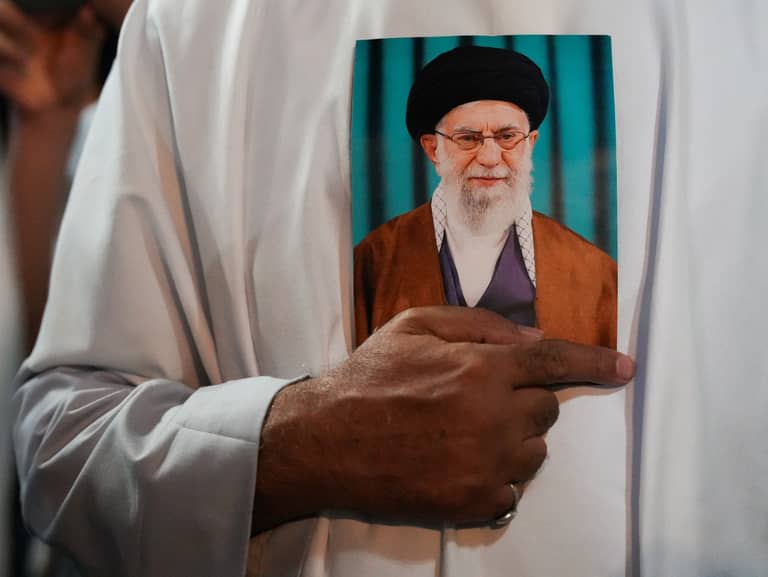 بعد تضارب الأنباء بشأن مصيره.. ترامب يعلن مقتل خامنئي