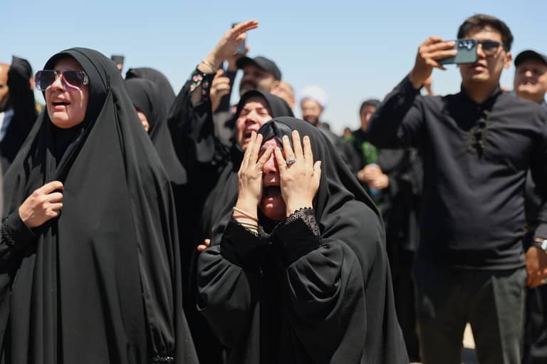 إيران تطلب التفاوض وتخشى المتشددين في الداخل