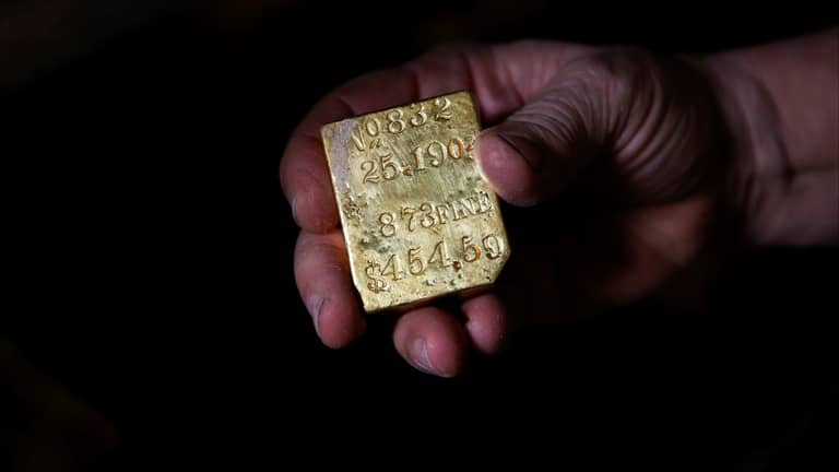 الذهب يلمع مع تراجع الدولار