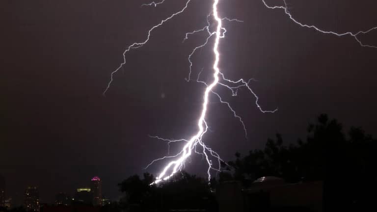 صاعقة تصيب 72 برازيليا خرجوا في مظاهرة