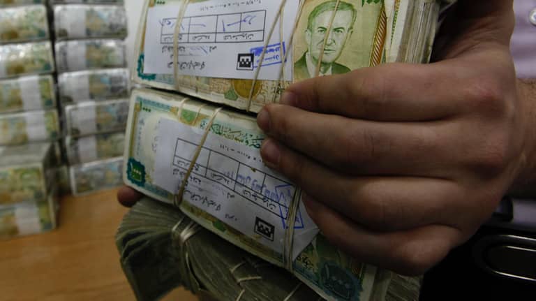 قيمة العملة في سوريا بـ"حجم الكيس والميزان"