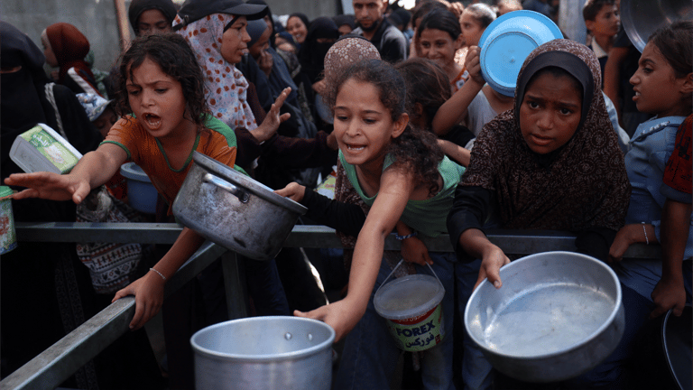 خليل يحكي نزوح غزة.. وأم علاء: لم نذق طعم النوم من شدة القصف