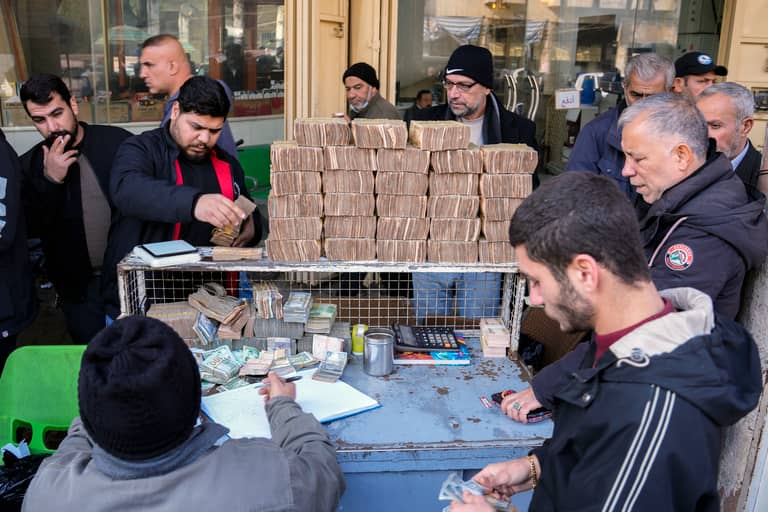 العراق يطارد الدولار.. هل ينجح في كبح السوق الموازية؟