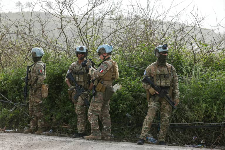 كمين اليونيفيل.. هل يضع حزب الله لبنان بمواجهة فرنسا؟