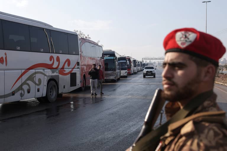 حافلات فارغة بحلب.. وقسد ترفض "انسحاب الهدنة"