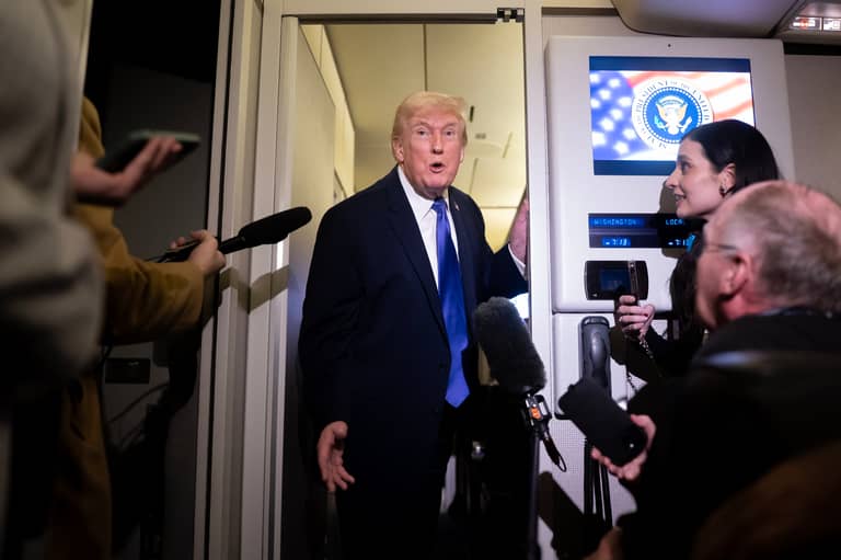 الفرصة الأخيرة؟.. ترامب يهدد طهران قبل ساعات من المفاوضات