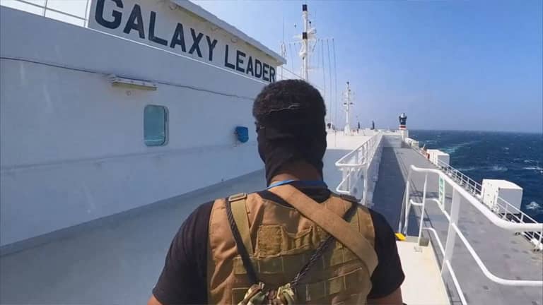 بإشراف "رئيس الرئيس".. كيف يستهدف الحوثي السفن تحت "غطاء إنساني"؟