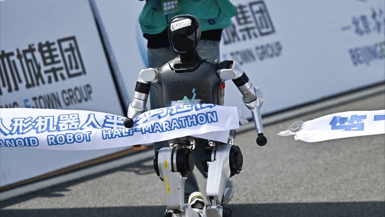 لأول مرة.. الروبوتات تنافس البشر في نصف ماراثون في بكين
