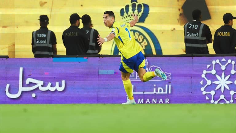 قذيفة نارية أذهلت العالم.. هل حسم رونالدو جائزة بوشكاش؟