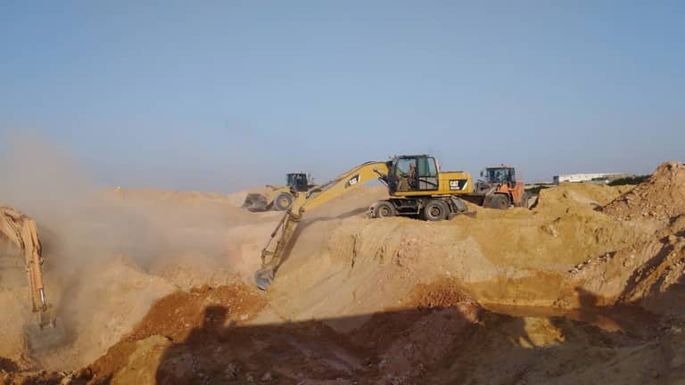 سقط في البئر.. استنفار مصري لإنقاذ رجل المنيا