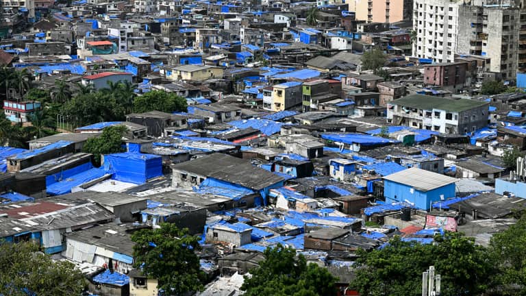 الجرافات تدخل حي "Slumdog Millionaire".. هل تكون نهايته سعيدة؟