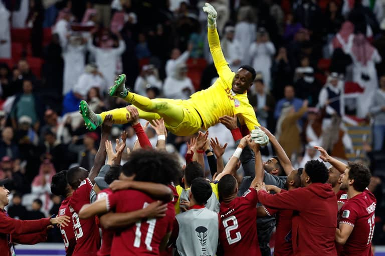 "تصديات برشم" تدفع قطر إلى نصف نهائي آسيا