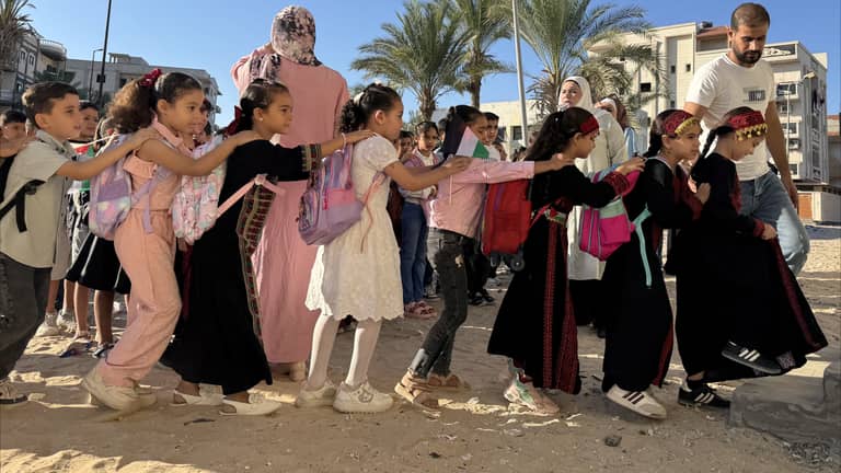 تعليم خارج غزة.. فلسطينية في سيناء تمنح الأمل لـ400 طفل نازح