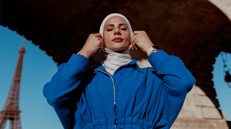 اليسار يعارض التمييز.. و"الشيوخ الفرنسي" يحظر الحجاب بالرياضة