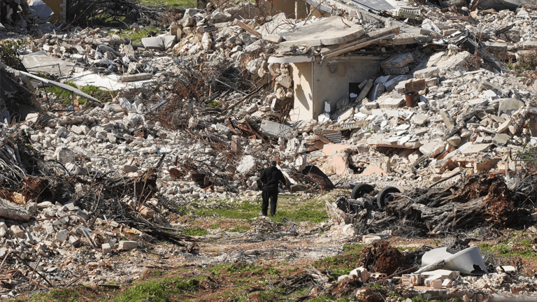 عائدون يفترشون الدمار.. لبنانيون في "هيروشيما الجنوب"